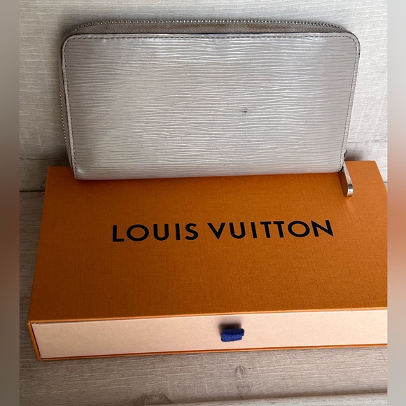 Louis Vuitton Zippy Epi Wallet Comes with LV Box - Picture 9 of 16